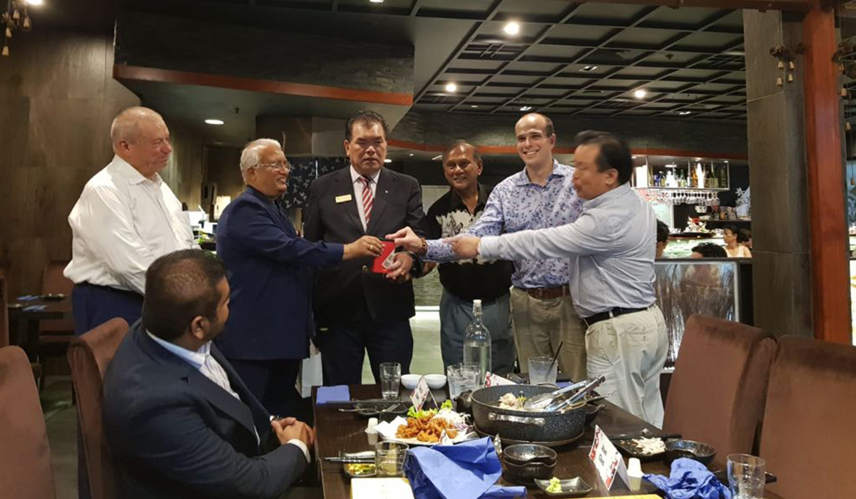 Alan Chen presenting a souvenir to Dr.Noel a dinner meet organised by SUMA